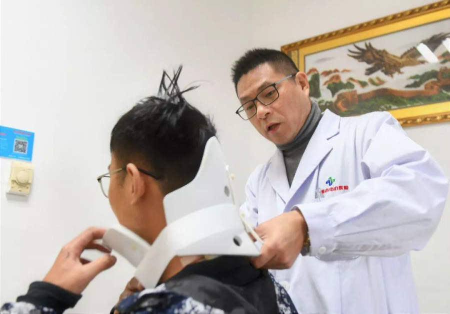 Anh Luo phải nhập viện vì cơn đau ở cổ, vai khiến anh không thể ngủ.    