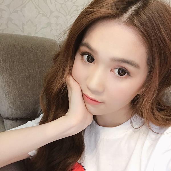 Chọn sai kiểu lông mày khiến gương mặt Ngọc Trinh có phần trẻ con và thiếu điểm nhấn.    
