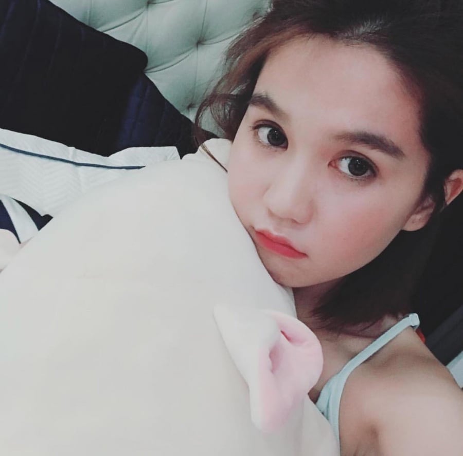 Lông mày của Ngọc Trinh đậm và rất dày nhưng gần như không được tỉa tót gọn gàng mà mọc tự nhiên và lộn xộn.    