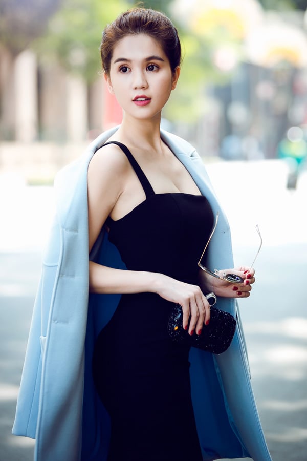 ngoc-trinh-da-trang-dang-xinh-dien-do-lung-linh-buoc-xuong-pho-blogtamsuvn011