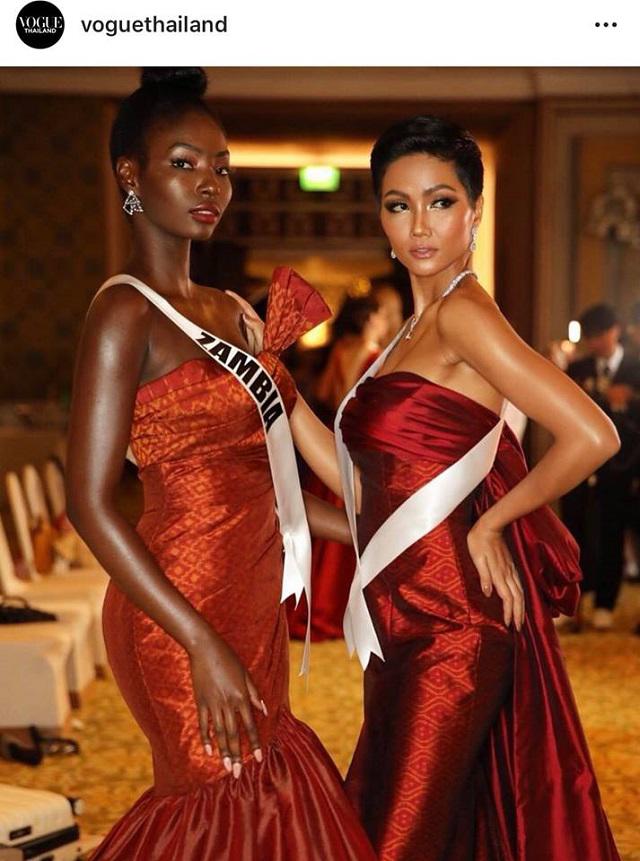 dan-doi-thu-tai-miss-universe-chi-biet-khoc-thet-khi-hhen-nie-dien-bikini-do-cam-dep-mien-che-1-1544160101-873-width640height861