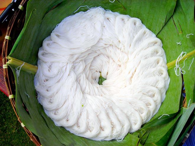 cho-bun-vao-mieng-nhai-thay-khong-xay-ra-dieu-nay-la-bun-chua-day-hoa-chat-roi-12-1542275682-839-width660height495