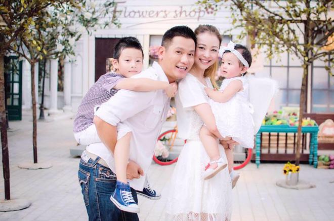 sinh-2-con-cho-chong-2-it-ai-ngo-con-trai-rieng-cua-jennifer-pham-duoc-cha-duong-doi-xu-the-nay-15400905_10154613715410071_274557611292678553_n-1544606561-734-width660height436