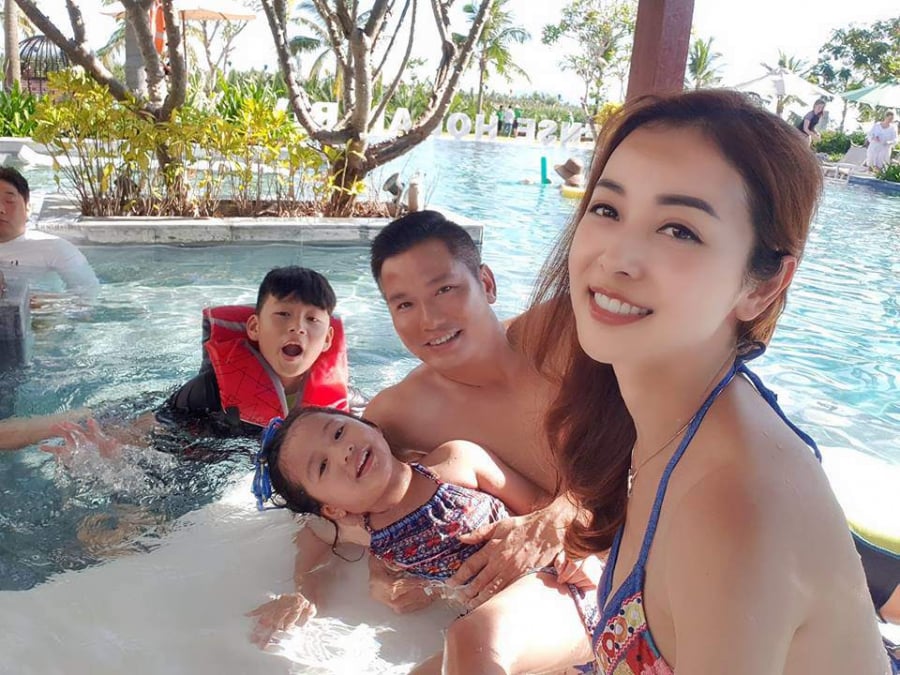 sinh-2-con-cho-chong-2-it-ai-ngo-con-trai-rieng-cua-jennifer-pham-duoc-cha-duong-doi-xu-the-nay-36708871_10156210990275071_4952994459416526848_n-1544606561-899-width960height720