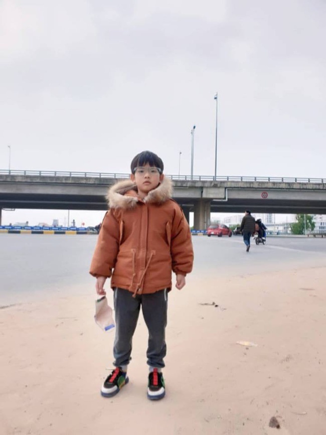 Cậu bé lúc nào cũng phải đeo một chiếc kính rất dày vì độ cận loạn là 6,5.    
