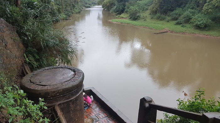 42 bậc lên xuống giếng làm bằng đá cuội. Tay vịn cầu thang bằng bê tông. Chữ số đánh dấu năm xây giếng là 1910.    