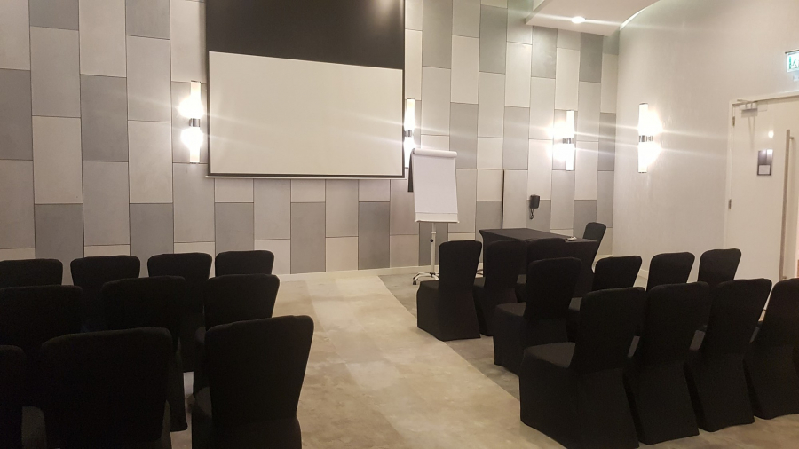 Phòng họp của đội cũng được trang bị các dụng cụ cần thiết để ban huấn luyện có thể phổ biến chiến thuật hay cùng các cầu thủ mổ băng phân tích đối thủ. 