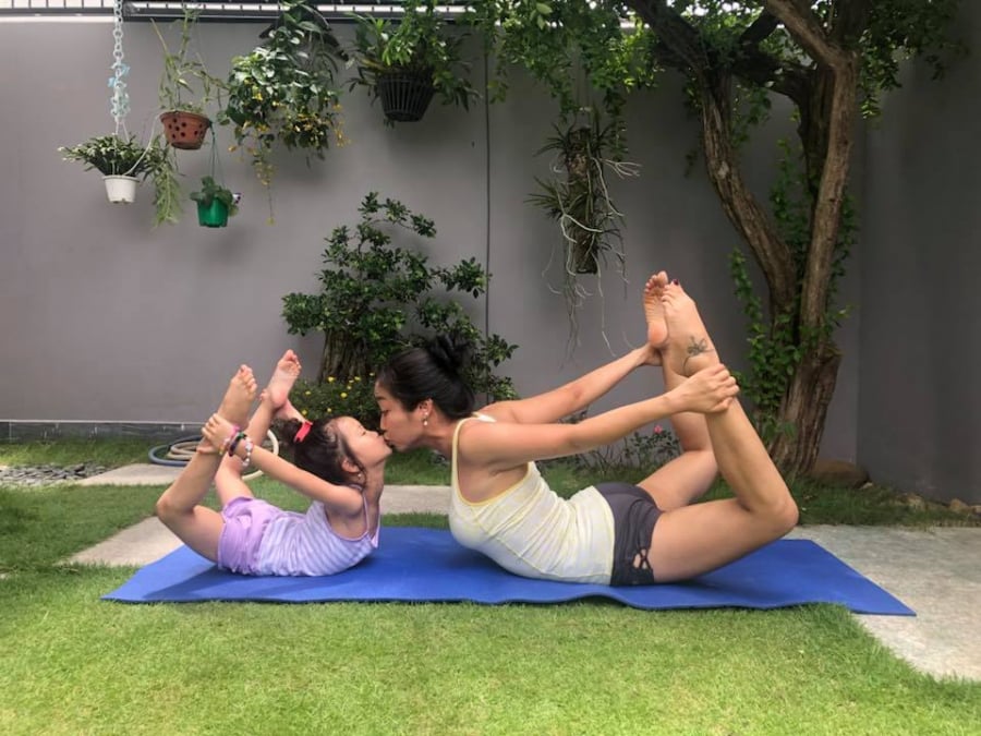 Đây còn là không gian để nữ MC tập yoga cùng con    
