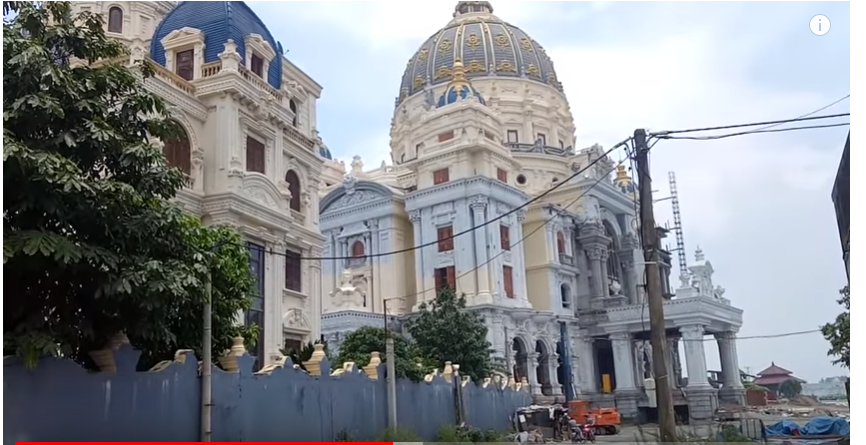 Lâu đài Thành Thắng nhìn từ phía bên ngoài quốc lộ    