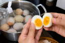 Luộc trứng thêm thứ này vỏ tự động bong ra, lòng đỏ dẻo quánh