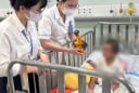 Tình hình mới nhất của bé trai 2 tuổi bị bạo hành ở TP HCM: Qua cơn nguy kịch nhưng tình trạng vẫn nặng