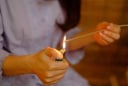 Thắp hương nên mở cửa hay đóng cửa? Cách làm đúng nhiều người đang hiểu sai