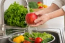 Nghiên cứu chỉ ra cách làm sạch rau sống, trái cây. Nhiều người sẽ bất ngờ
