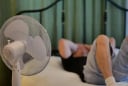 Bật quạt hướng vào đầu hay hướng vào chân là tốt nhất?