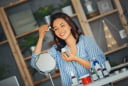 Phương pháp “bánh mì kẹp” giúp da khô giữ ẩm tốt hơn khi ngồi điều hòa cả ngày