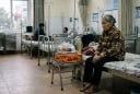 Mẹ chồng nhập viện chỉ nhận một thùng mì từ con dâu, nghe lý do phía sau ai cũng lặng người