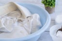 Mẹo tẩy sạch quần áo trắng bị ngả màu cháo lòng, ố vàng