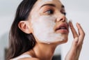 Mặt nạ ngủ tràm trà được nhiều người yêu thích vì hỗ trợ da mụn, nhưng cần dùng đúng cách