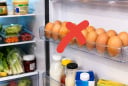 Cất trứng trong tủ lạnh, để cánh tủ là sai. Hãy nhớ 'vị trí vàng' dưới đây