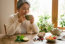 1 ly trà xanh mỗi ngày có thể hỗ trợ giảm mỡ máu ra sao?