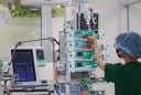 Đá bóng dưới nắng nóng, thiếu niên bị sốc nhiệt, suy gan thận