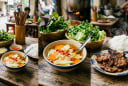 Tại sao hàng bún chả thường đặt sẵn đu đủ xanh trong bát nước chấm?
