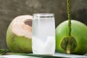 Vì sao không nên uống nước dừa ngay sau khi đi nắng về?