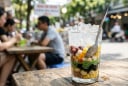 Vì sao nhiều người bán chè luôn cho thêm đá dù chè đã lạnh?