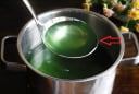Vì sao nước luộc rau chuyển sang màu xanh đậm? Có ăn được không?