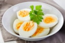 Luộc trứng bao nhiêu phút là ngon nhất? Mẹo đơn giản giúp bóc vỏ dễ dàng