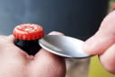 Mẹo khui nắp chai bia trong 3 giây không cần dụng cụ