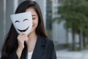 Vì sao người hay cười chưa chắc là người vui vẻ nhất?