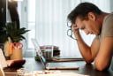Burnout văn phòng gia tăng khiến nhiều người trẻ dễ bị đột quỵ