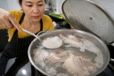 Luộc thịt có nên mở vung hớt bọt?