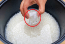 Tại sao bạn nên cho 1 viên đá lạnh vào nồi cơm điện?