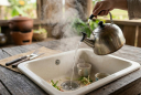 Đổ một cốc nước nóng xuống cống theo cách này: Nhà bếp thơm tho suốt cả tuần, sạch bóng dầu mỡ