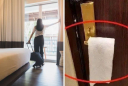 Nhiều người thường treo khăn ướt trên tay nắm cửa ở khách sạn: Vì sao?