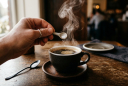 Tại sao nhiều người cho một ít muối vào cà phê? Bí quyết giúp ly cà phê bớt đắng, đậm vị hơn