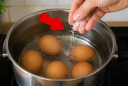 Tại sao bạn nên thả vài hạt muối vào nồi luộc trứng?
