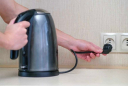 Tại sao ấm siêu tốc thường chỉ có dây cắm ngắn?