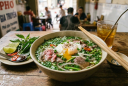 Tại sao nhiều người thích ăn phở với trứng trần?