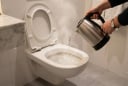 Tại sao bạn nên đun nước sôi đổ vào bồn cầu khách sạn?