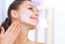 Thoa dầu dừa lên da mặt mỗi ngày có tốt không? 6 lợi ích và những điều cần lưu ý
