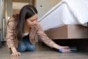 Vì sao nên kiểm tra gầm giường khách sạn ngay khi nhận phòng? Lợi ích to lớn bất ngờ