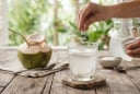 Vì sao bạn nên bỏ một chút muối vào nước dừa?