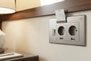 Vì sao bạn nên tìm ổ điện đầu tiên ngay khi vừa vào phòng khách sạn?
