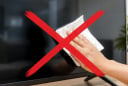 Tại sao không nên dùng giấy ăn lau màn hình tivi?