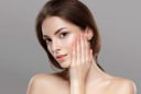 6 sai lầm khi chăm sóc da dầu khiến mặt càng bóng nhờn và dễ nổi mụn