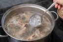 Tại sao bạn nên cho đá lạnh vào nồi nước hầm xương?