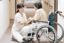 Thuê người chăm sóc cha mẹ già: Bất hiếu hay là cách báo hiếu thực tế?